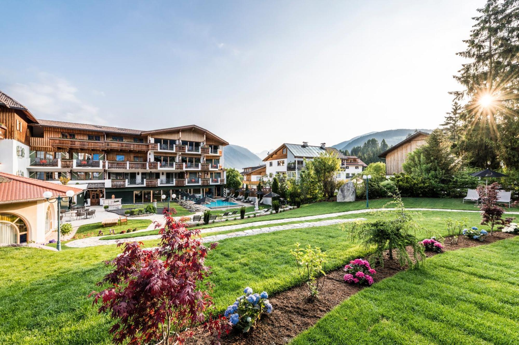 Mirabell Dolomites Hotel - Luxury Ayurveda & Spa Valdaora Esterno foto
